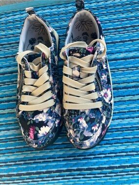 THERAFIT Women’s Sneakers, Size 6